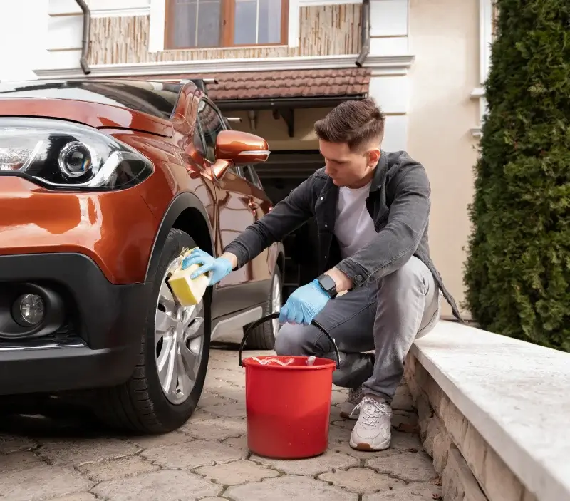 Lavage auto à domicile Saint-Vincent-de-Boisset : professionnel intervenant sur un véhicule